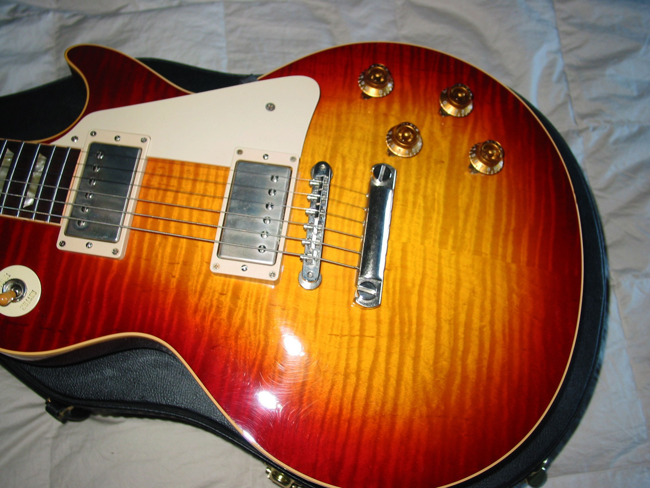 https://gbmedia.azureedge.net/aza/user/gear/1959-gibson-historic-les-paul-standard-FdVMpBU.jpg
